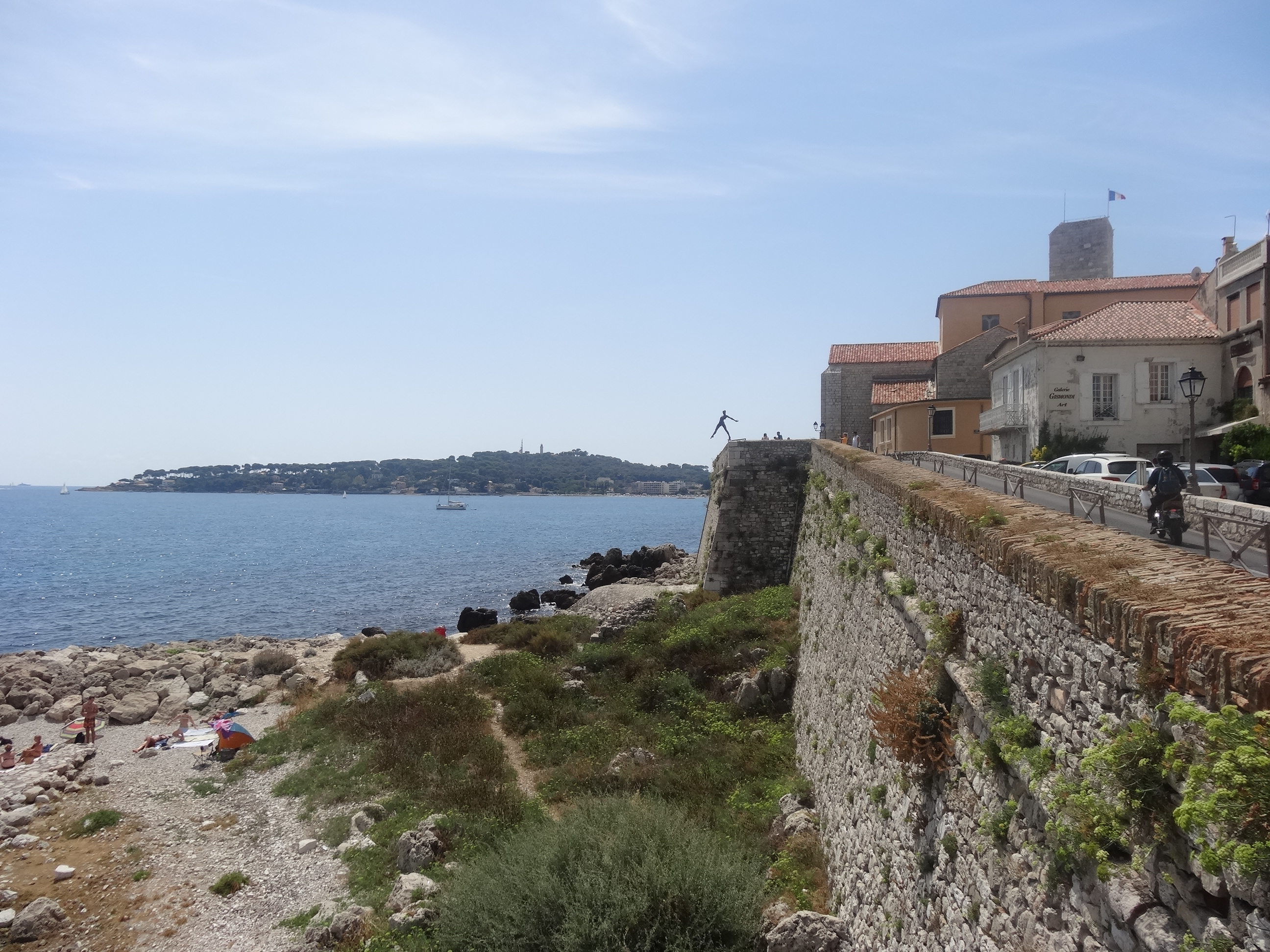 La côte rocheuse d’Antibes face à la Méditerranée