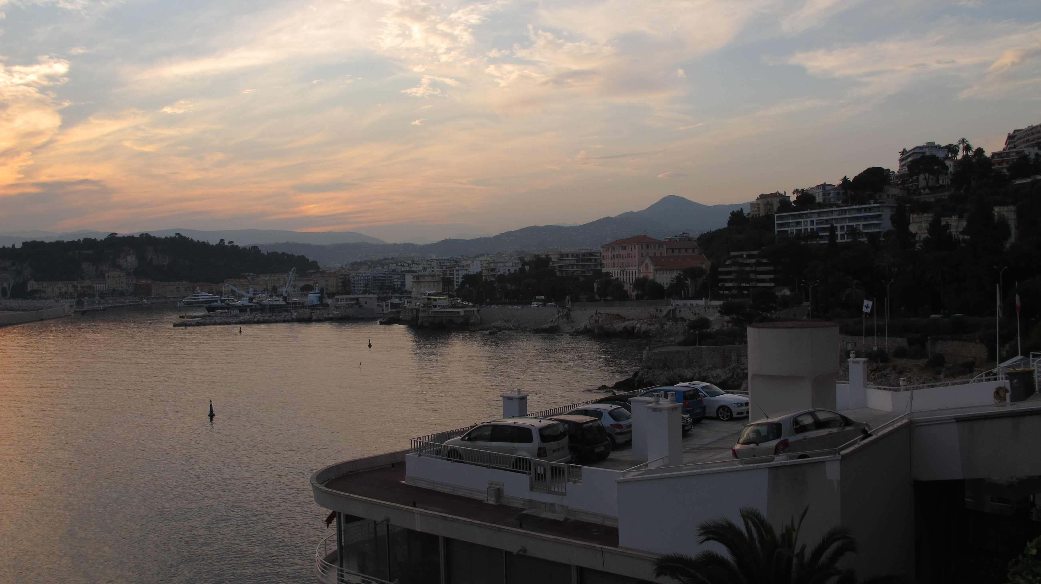 Les petits bateaux du port de Nice au coucher du soleil